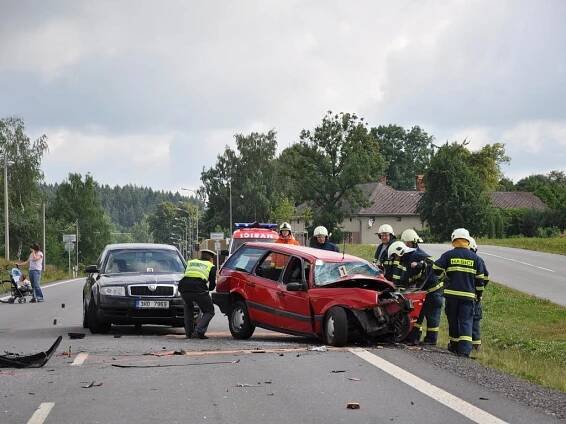 Nehoda dvou aut a kamionu u Opatova