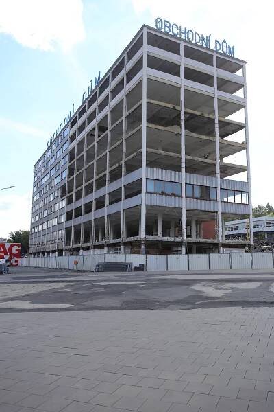 Oprava parkoviště před Priorem začala
