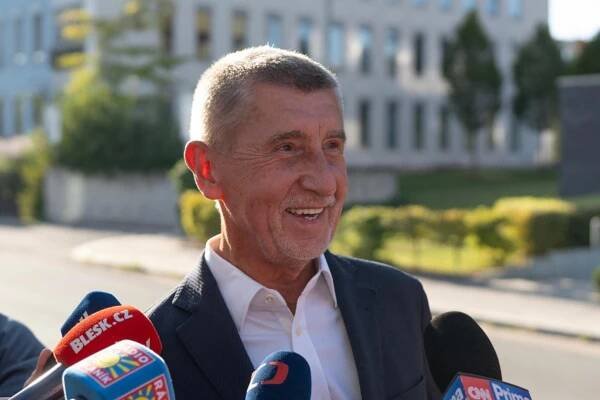 Babiše udeřil občan na mítinku kovovým předmětem do hlavy, byl v nemocnici
