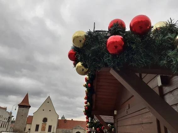 Vánoce ve Znojmě. Centrum má stromy, přibývá adventní výzdoba v ulicích