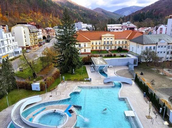 Pohľad na Trenčianske Teplice zo slnečnej terasy hotela Krym