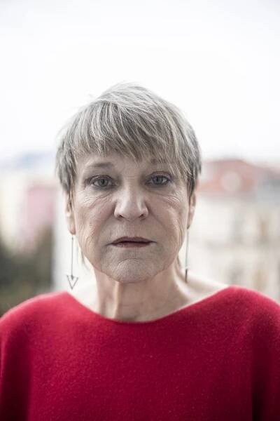 Simona Peková: Lidi si v divadle odkládají kabát, já odkládám Simonu • RESPEKT