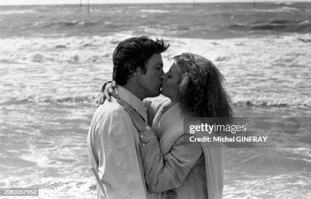 Alain Delon et Dalila Di Lazzaro sur la plage de Deauville pour le tournage du film 'Trois Hommes à abattre', en juin 1980.