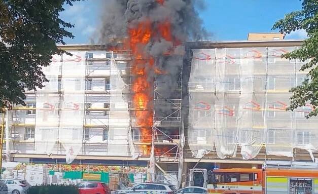 V centru Havířova hořel dům, v jednom z bytů našli mrtvého člověka