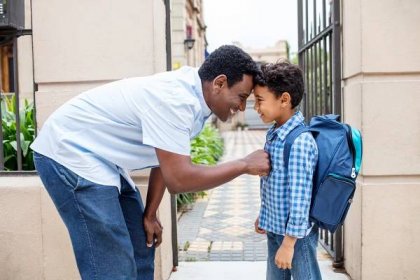 usměvavý otec opouští syna s batohem do školy - father and son walking away - stock snímky, obrázky a fotky