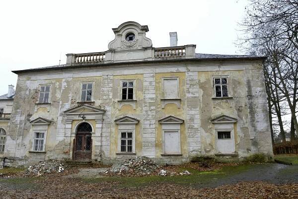Prodej zámku Hluboš se dostal k soudu, mezitím památka dál chátrá