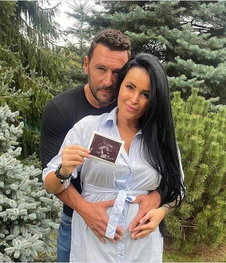 Známý moderátor (40) se stane poprvé tatínkem: Miminko čeká se svou šéfovou!