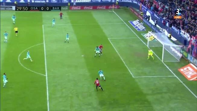 Osasuna - Barcelona: To měl být gól! Domácímu Rierovi chyběly centimetry