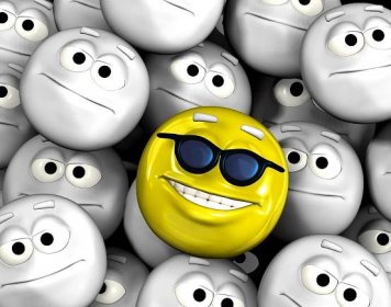 Šťastný úsměv na tváři emotikonu mimo jiné šedá, neutrální, neutrální tváře — Stock obrázek