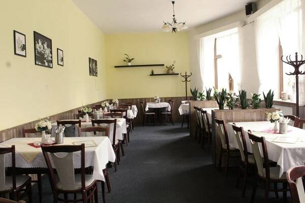 Interiér restaurace v patře - restaurace Třebovická Role
