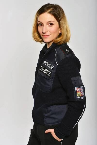 Z cudné policistky pornoherečkou. Hvězda Zákonů vlka musela svou proměnu vysvětlovat tchyni