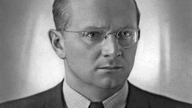 Hoteliér a odbojář Arnošt Košťál (26. června 1904 – 2. července 1942), majitel pardubického hotelu Veselka, v němž mimo jiné ukrýval člena paravýsadku Silver A Josefa Valčíka. Snímek pochází zřejmě z počátku 40. let minulého století.