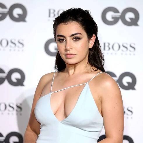 Charli xcx at the 2017 GQ Men of the Year Awards rocking a smokey eye and natural face.