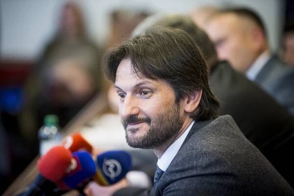 Vyhováral sa na archivárov, vraj nestíhali. Kaliňák znovu zavádzal