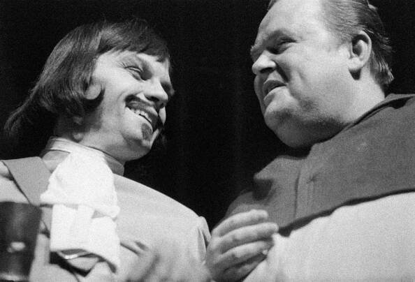 Jan Přeučil a Jan Libíček v inscenaci Názory abbé J. Giognarda, kterou uvedlo Divadlo Na zábradlí.
