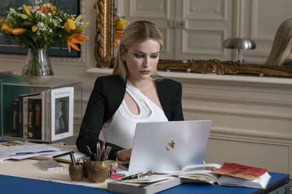Emily in Paris - Ztraceno v překladu - Z filmu - Camille Razat