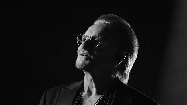 Bono Vox z U2 vypráví svůj příběh v upřímné show Stories of Surrender • Filmožrouti.cz