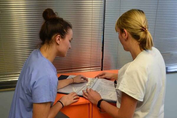 Pardubický kraj dlouhodobě spolupracuje s Univerzitou Pardubice a krajskými nemocnicemi na podpoře studentů zdravotnických oborů.