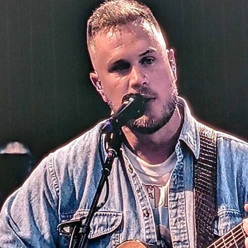 Review: One of music’s biggest stars draws 55,000 to huge Bay Area show