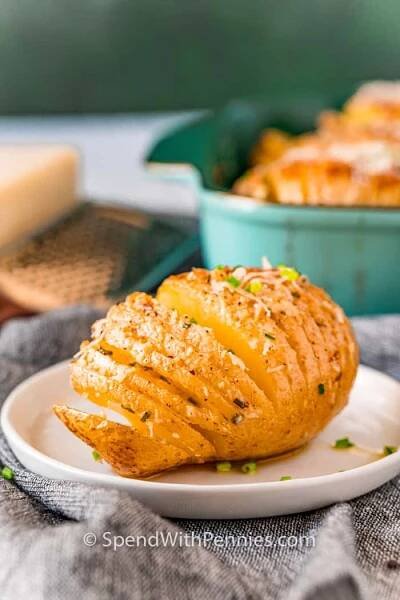 Tento bramborový recept Hasselback usnadňuje vytváření efektních příloh! Pečené a sýrové brambory Hasselback jsou vždy hitem večeře! #spendwithpennies #hasselbackpotatorecipe #sidedish #recept #baked #cheesy #loaded #best # tocino #garlic #best