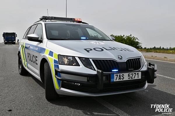 Po střetu dvou vozů narazil jeden z nich do zídky a převrátil se. Řidiče vyprošťovali 13 minut | Týdeník Policie