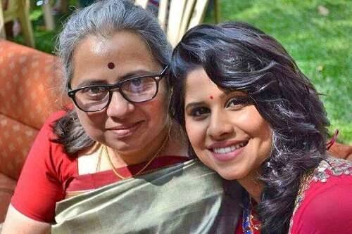 Sai Tamhankar parents mother Mrunalini Tamhankar | Celebrity family wiki
