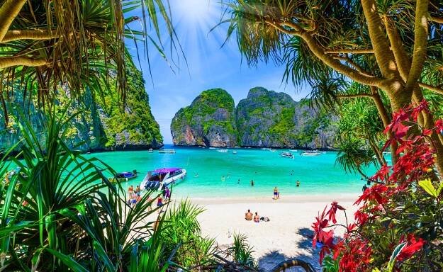 mayská pláž na ostrovech phi phi - phi phi islands - stock snímky, obrázky a fotky