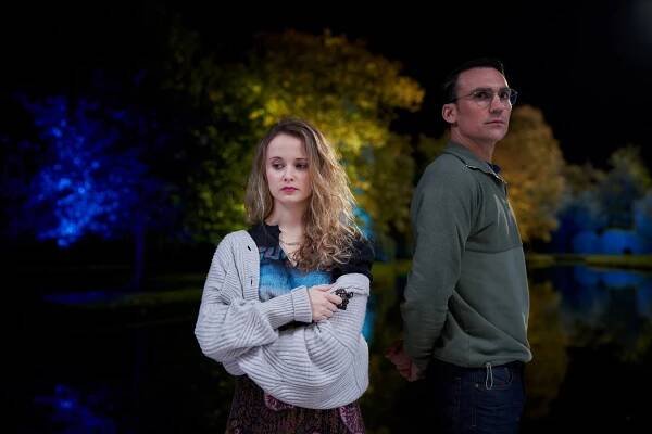 Na mušce - I Hope You Like Missionary! - Z filmu - Emma Pierson, Henry Lloyd-Hughes