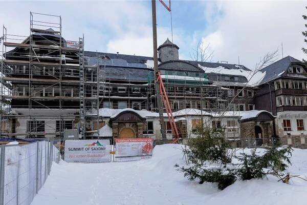 Jeder kann sehen, dass sich am alten Sporthotel etwas tut. Das denkmalgeschützte Gebäude wurde weitgehend beräumt und zum Teil entkernt, das Dach gesichert. 
