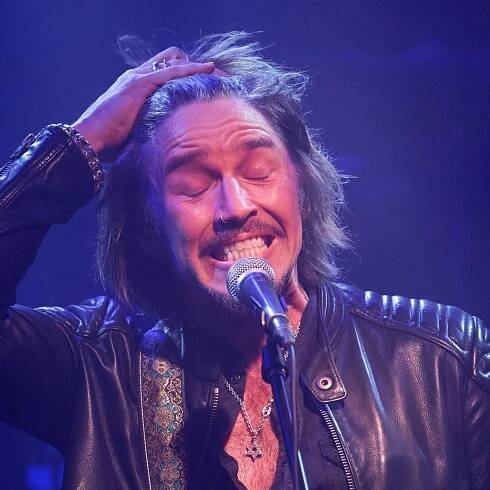 Gil Ofarim: Comeback-Konzert des Sängers sorgt für Spott