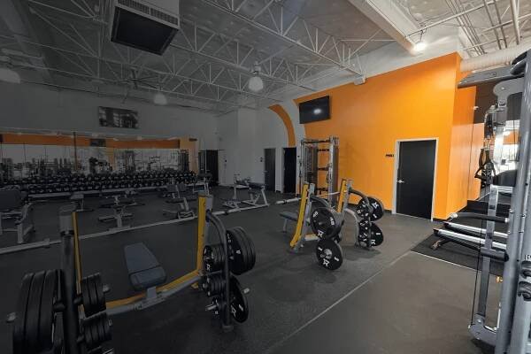 Gym-goers enter using a smartphone, skip the long-term commitments, and get right to work on fitness + recovery goals.