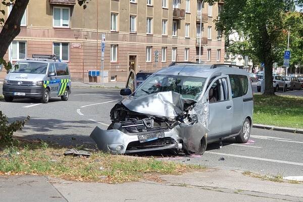 Řidič v Praze naboural do stromu. Policisté zjistili, že byl opilý