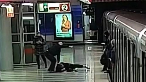 Muž v metru napadl devadesátiletou seniorku. Chtěla si k němu přisednout