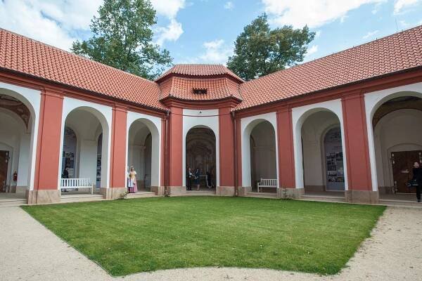 FOTOGALERIE: Dostavba ambitu Mariánské Týnice byla slavnostně završena