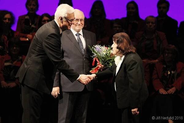 Ministr kultury Ilja Šmíd gratuluje k ocenění Dáma roku doktorce Zoře Dvořákové, 25. 2. 2018. (Ministerstvo kultury)