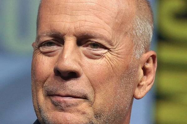 Bruce Willis se kromě herectví věnoval kariérně i zpěvu. Hrál také na foukací harmoniku - Přehledně 24