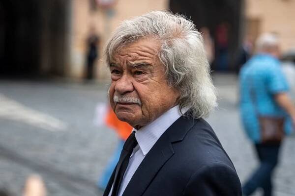 Petr Rezek na pohřbu Hany Zagorové