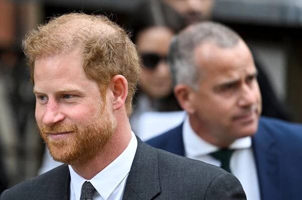 Potěšení nad účastí vévody ze Sussexu.‘ Princ Harry přijede na korunovaci svého otce bez Meghan