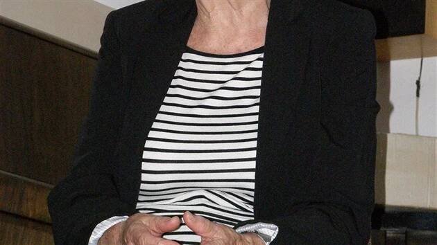 Eva Erbenová na besedě v Sokolově roku 2013.