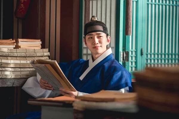 Junho z 2PM, jako jeden nejpopulárnějších vládců dynastie Joseon, podlehne očím dvorní dámy