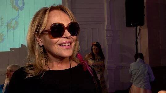 Takhle jste bývalou první dámu ještě neviděli. Dagmar Havlová dorazila na hippie akci ve Varech i s peřím ve vlasech - Super.cz