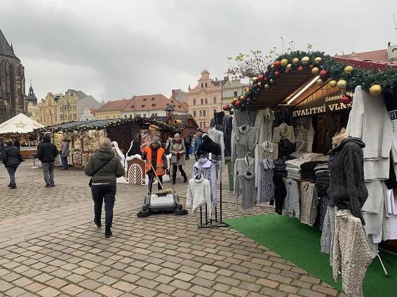Na vánoční trhy v Plzni se lidé těšili. Je ale vidět, že šetří, říkají prodejci