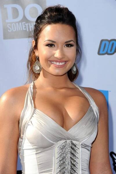 Demi-Lovato-Topless-Wallpapers
