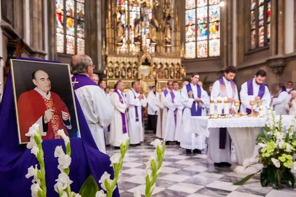 Pohřeb otec Jan Kabeláč 2015 | Farnost Brno - Židenice u kostela sv. Cyrila a Metoděje
