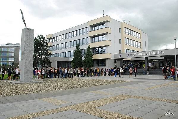 Památník bojovníků za svobodu a demokracii (tří odbojů) před právnickou fakultou Univerzity Palackého v Olomouci – cokolivokoli.cz