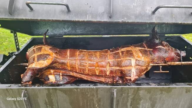Gril na sele, prase, kýtu a krůtu G55 1200 + motor | Půjčovna grilů na sele, prase, kytu, steaky u Ostravy, Půjčujemegrily.cz