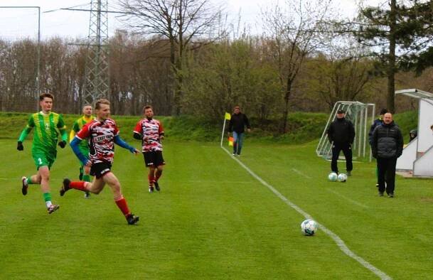 Fotbalisté Bezměrova (v zeleném) o víkendovém kole okresního přeboru OFS Kroměříž doma porazili Břest 6:2.