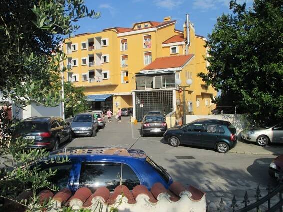 Fotografie - Přeplněné parkoviště hotelu Selce - 01.07.2016
