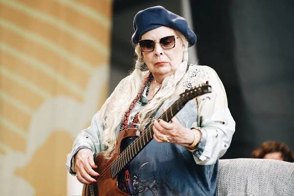 Přišla o děti, dvakrát se učila znovu chodit. Nezlomná Joni Mitchell slaví 80 let