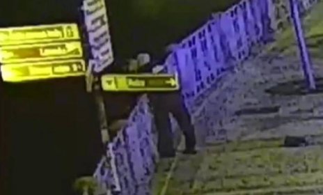 VIDEO: Muž se opil a ztratil telefon. Chtěl kvůli tomu skočit do Vltavy